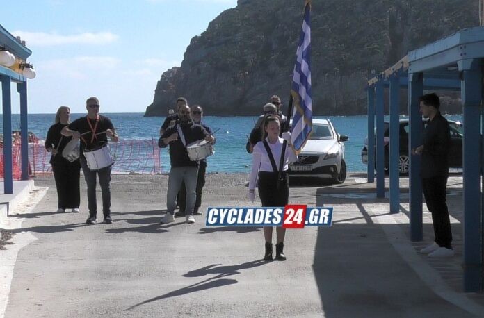Αποθεώθηκε η μοναδική μαθήτρια με την ελληνική σημαία