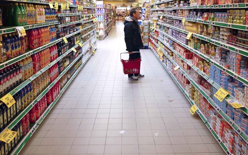 Ο πληθωρισμός πέφτει, αλλά τα τρόφιμα ακριβαίνουν