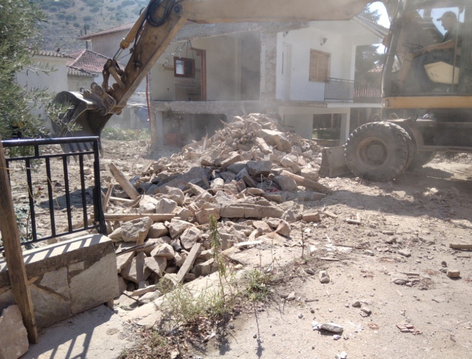 Αρχισαν οι κατεδαφίσεις των “κόκκινων” σπιτιών