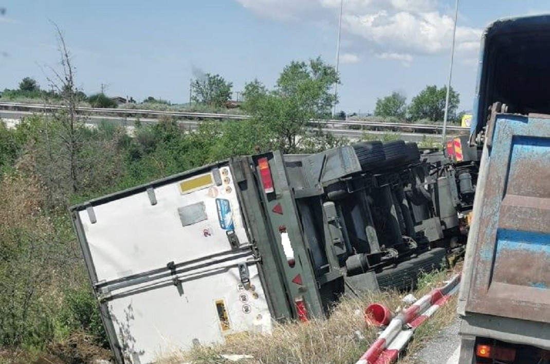 Νταλίκα βρέθηκε εκτός δρόμου έξω από τη Λάρισα
