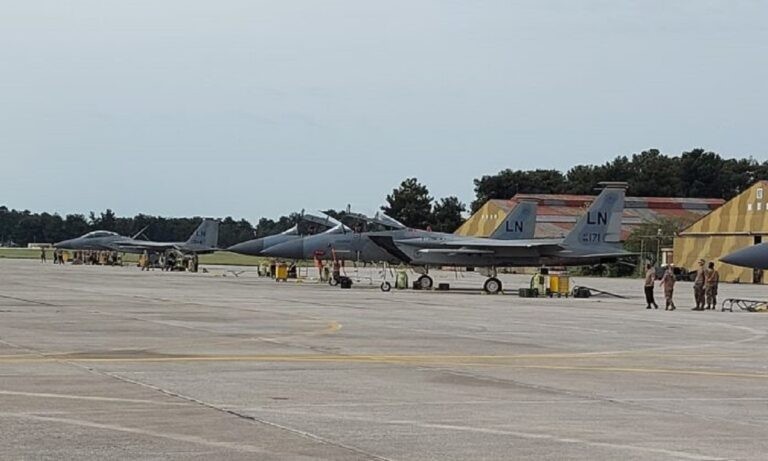 Προσγειώνονται αμερικανικά μαχητικά F-15
