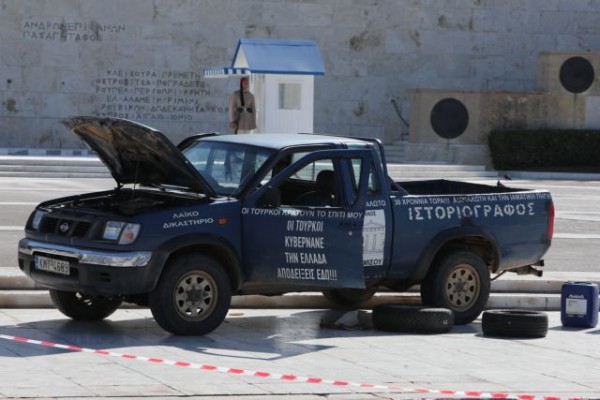Αγρότης απειλούσε να ανατιναχθεί μπροστά στη Βουλή