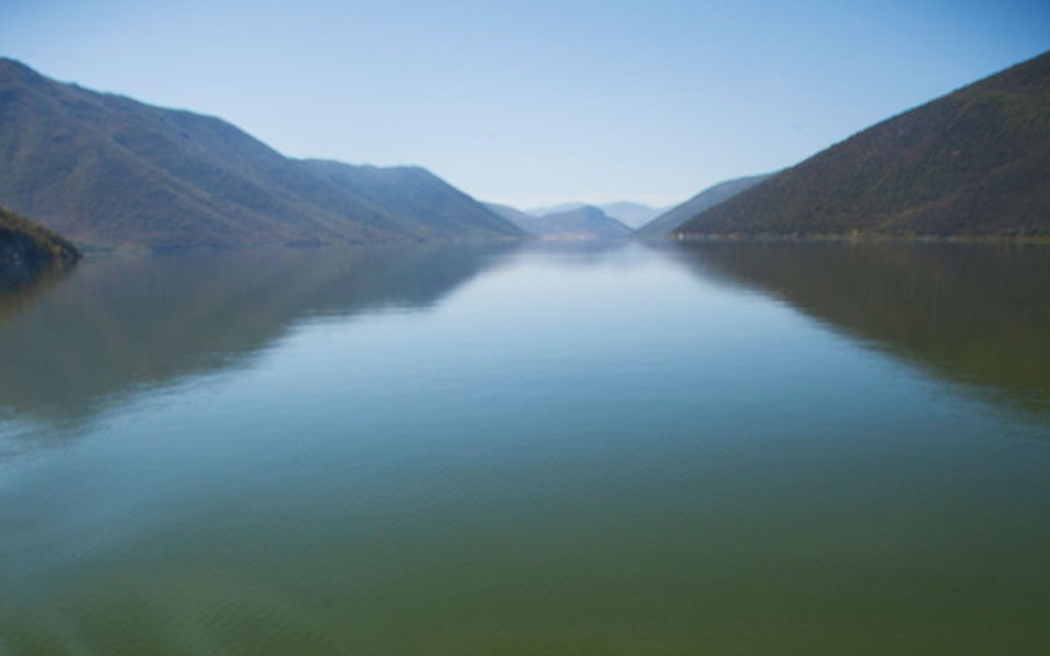 Απειλητική εξάπλωση στη Μικρή Πρέσπα