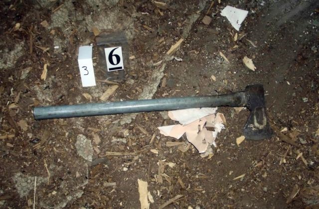 Έσπασε την πόρτα σπιτιού με …τσεκούρι για να το διαρρήξει