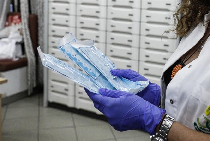 Στα φαρμακεία από σήμερα για μαθητές και εκπαιδευτικούς