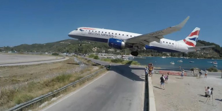 Αεροπλάνο περνά «ξυστά» πάνω από τουρίστες (Βίντεο) 