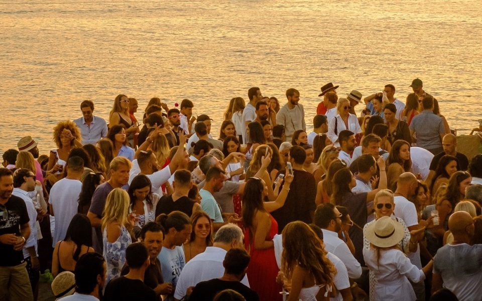 Στέλνουν αντιιικά στα νησιά