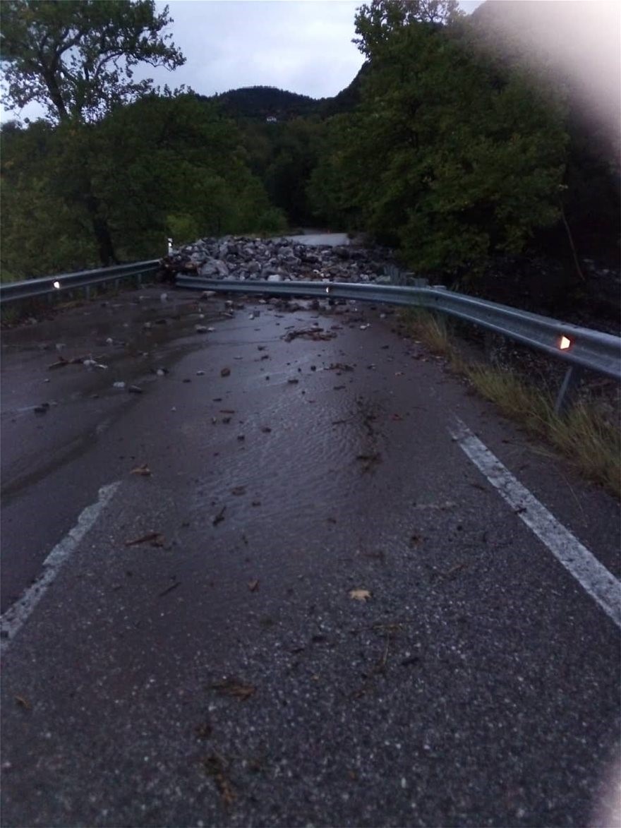 Εκλεισαν δρόμοι στο Αγρίνιο, ξεριζώθηκαν δέντρα στην Κέρκυρα