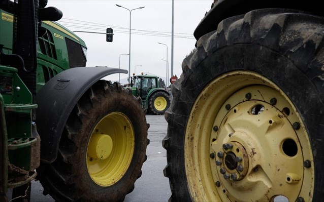 Κλείνουν και τον κόμβο στον Πλατύκαμπο οι αγρότες