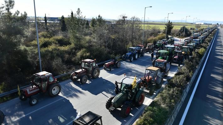 Παραμένουν στον κόμβο της Νίκαιας οι αγρότες