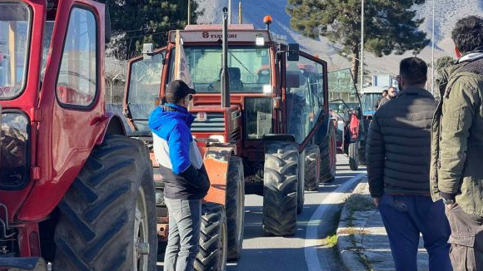 Στήσιμο μπλόκου με τρακτέρ από αγρότες και κτηνοτρόφους