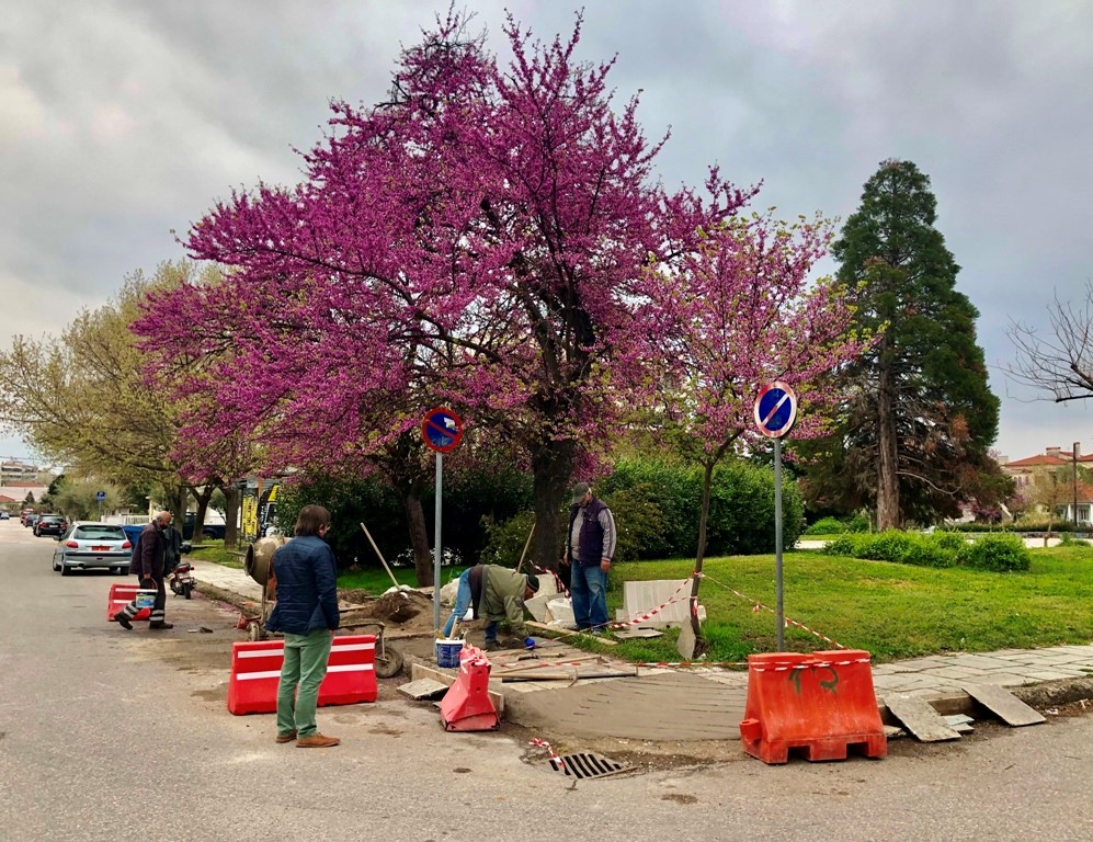 Βελτιώνεται η πρόσβαση σε δύο πλατείες της πόλης