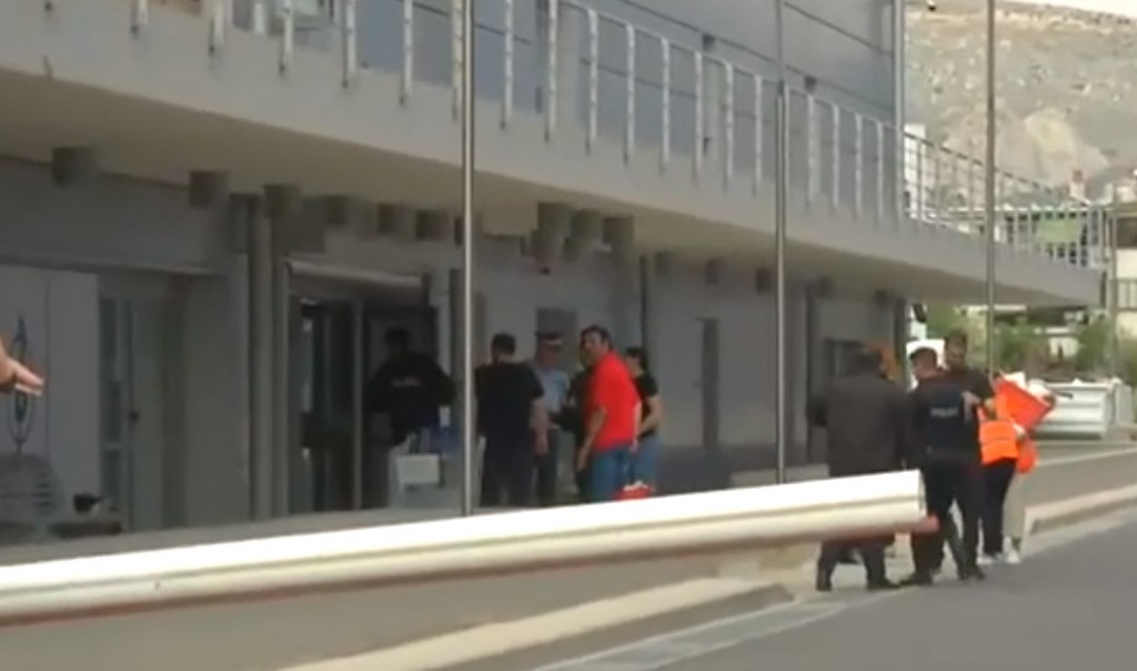 «Απεσταλμένος του Θεού» έριξε το αμάξι του σε εμπορικό κέντρο
