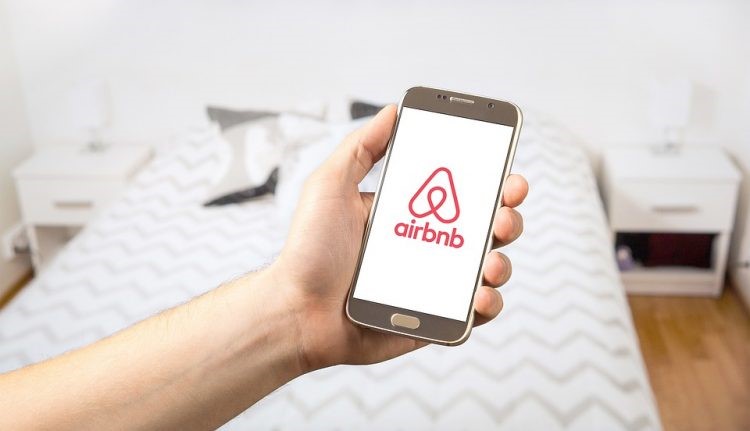 "Βουλιάζουν" τα καταλύματα airbnb για τον Δεκαπενταύγουστο