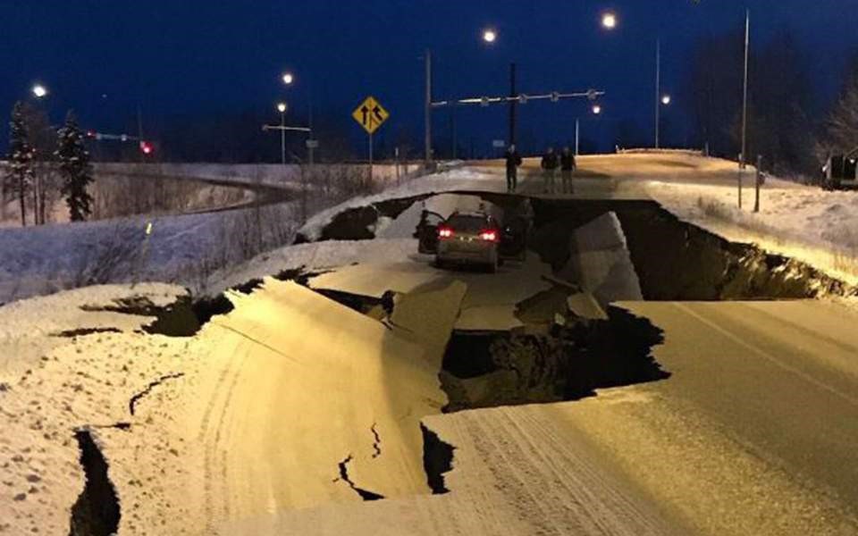 Σοβαρές ζημιές από τον ισχυρό σεισμό