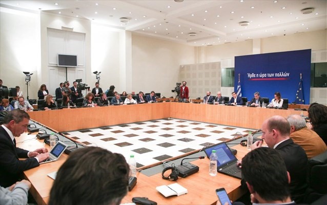 Προ εκπλήξεως οι θεσμοί