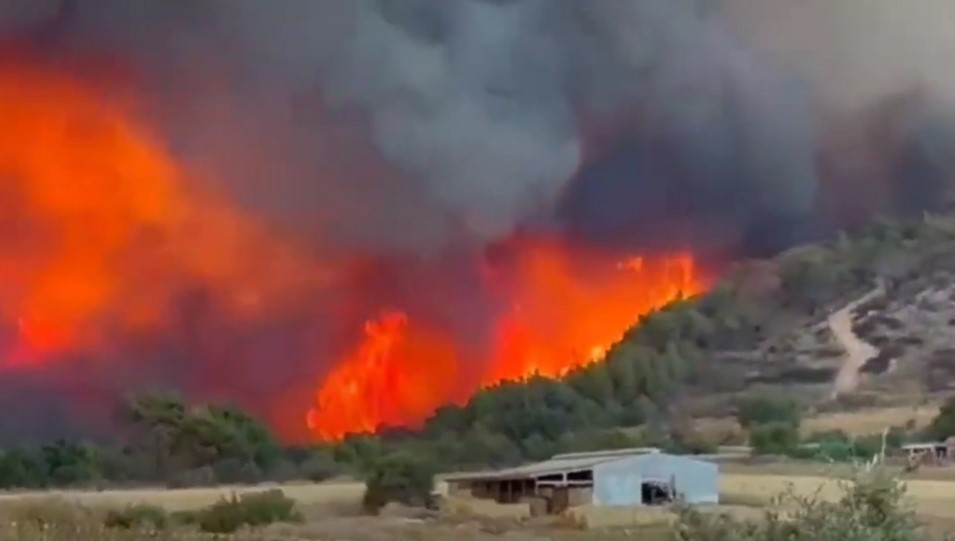 Εκτός ελέγχου για τρίτη ημέρα η φωτιά 