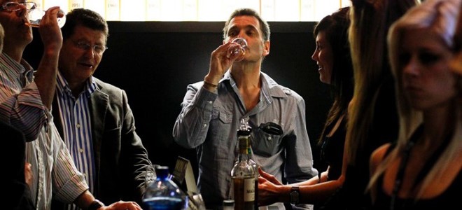 Οι Ελληνες μειώνουν το αλκοόλ