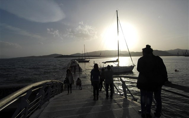 "Πλημμύρισε" από κόσμο την Κυριακή η παραλία