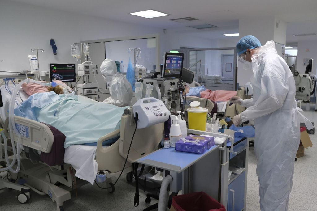 19 θάνατοι, 322 σε ΜΕΘ, 320 νέα κρούσματα