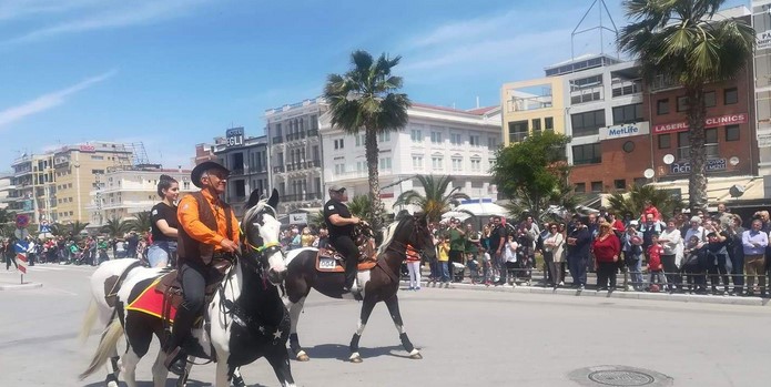 Γέμισε με άλογα και άμαξες η παραλία