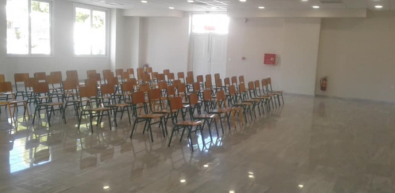 Eγκαινίασαν σχολείο χωρίς ...θρανία