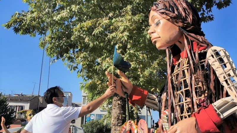 Ελπίδα και λουλούδια συντροφεύουν τη μικρή Αμάλ