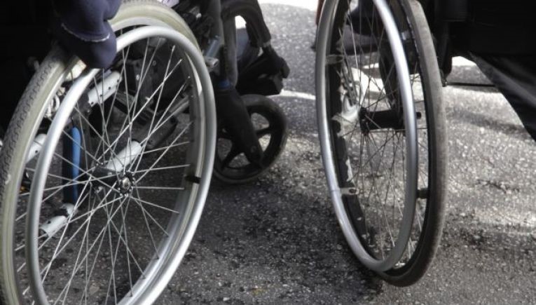 Οι δήμοι οφείλουν να καταγράφουν τους πολίτες με αναπηρία