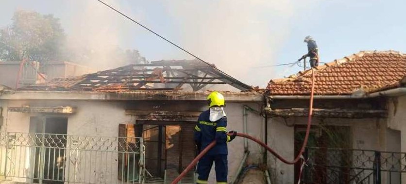 Kάηκε ολοσχερώς εγκαταλειμμένη μονοκατοικία 