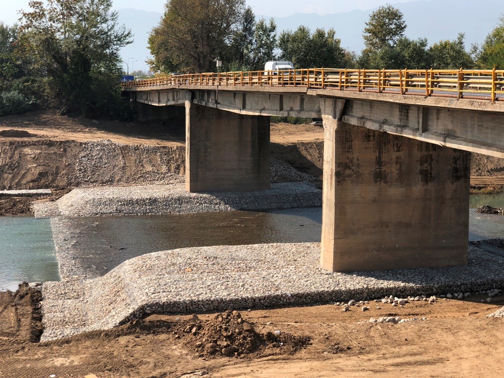 Καθαρίζονται ρέματα και ποτάμια στα Τρίκαλα