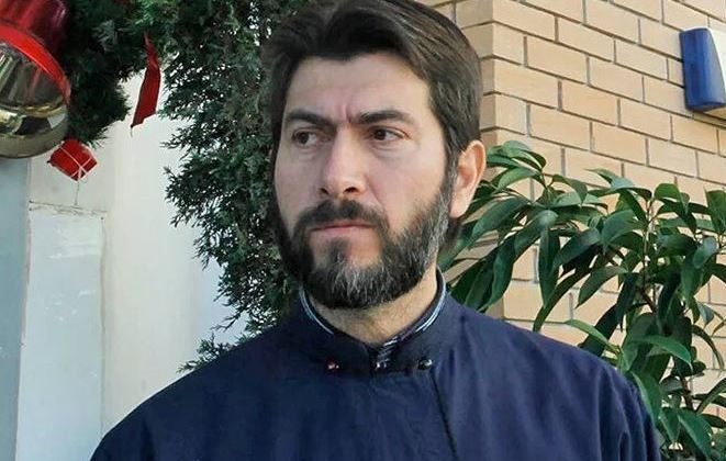 Ελεύθερος με περιοριστικούς όρους ο πατέρας Αντώνιος