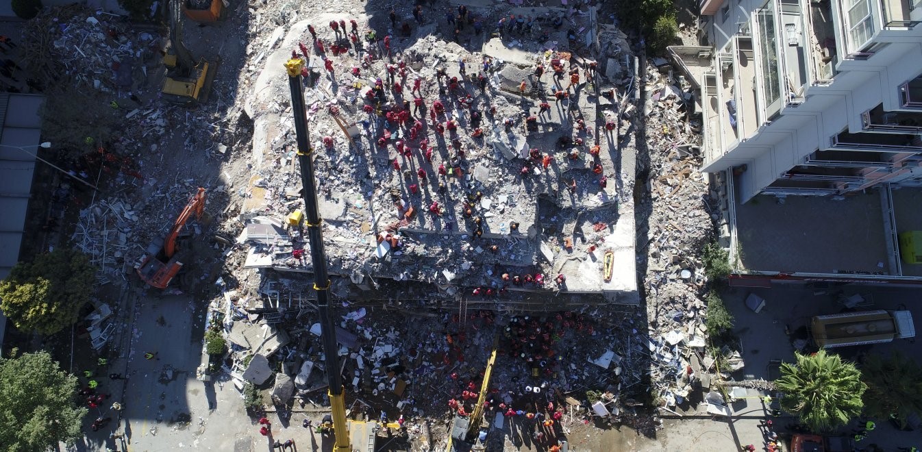 Σμύρνη: Βγήκαν ζωντανά από τα συντρίμμια 4 αδέλφια
