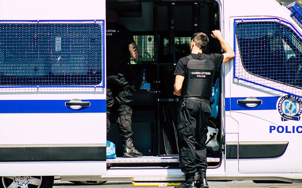 Παρίστανε τον επιχειρηματία και "μοίραζε" κλεμμένες επιταγές