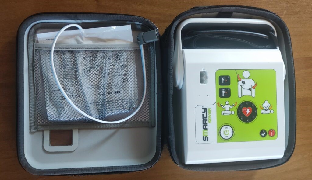 Εξοπλίστηκε με τρεις απινιδωτές