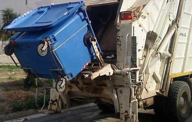 Tραυματίστηκε γυναίκα - συνοδός απορριμματοφόρου