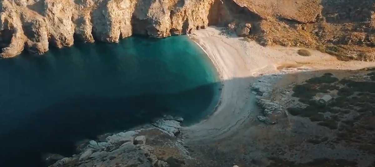 Η «κρυμμένη» παραλία της Εύβοιας που θυμίζει Σεϋχέλλες