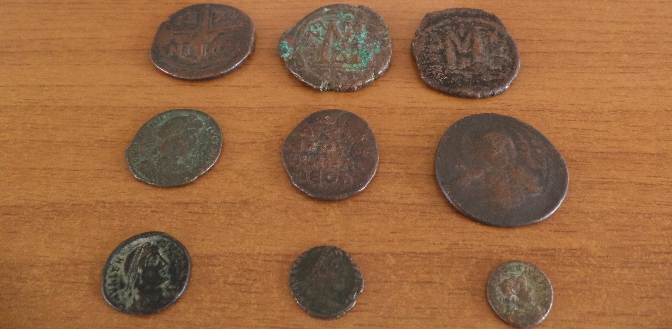 Έκρυβε 1.055 αρχαία νομίσματα μέσα σε… μπουκάλια νερού
