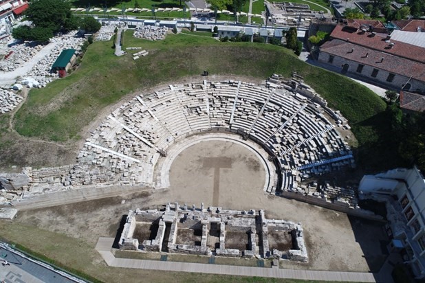 "Απελευθερώνεται" το Αρχαίο Θέατρο Λάρισας 