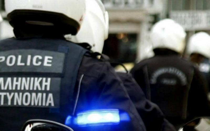 Πετροπόλεμος και πρωτοφανή επεισόδια έξω από την ΑΓΕΤ