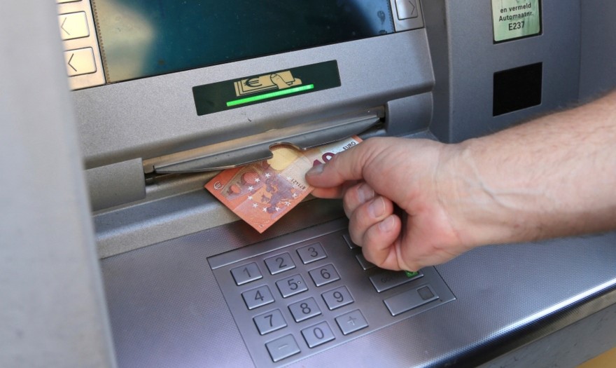 Τα ATM θα μας χρεώνουν για αναλήψεις μετρητών