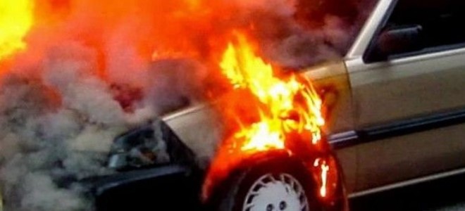 Στις φλόγες σταθμευμένο αυτοκίνητο