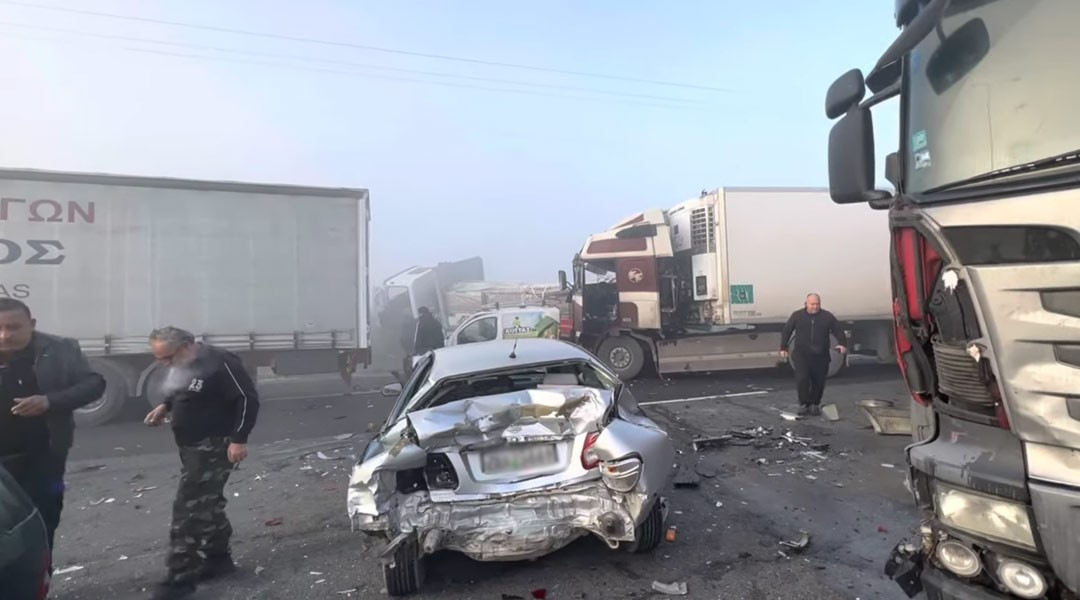 Αυλώνα: Διπλή καραμπόλα 12 οχημάτων λόγω ομίχλης