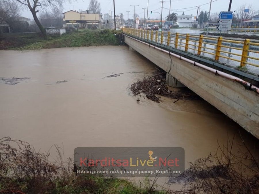 Πολύ ψηλά η στάθμη του Καράμπαλη ποταμού 