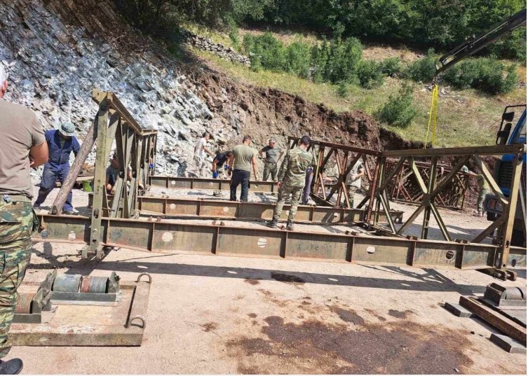 Άρχισε η εγκατάσταση της γέφυρας Bailey στα Στουρναραίικα