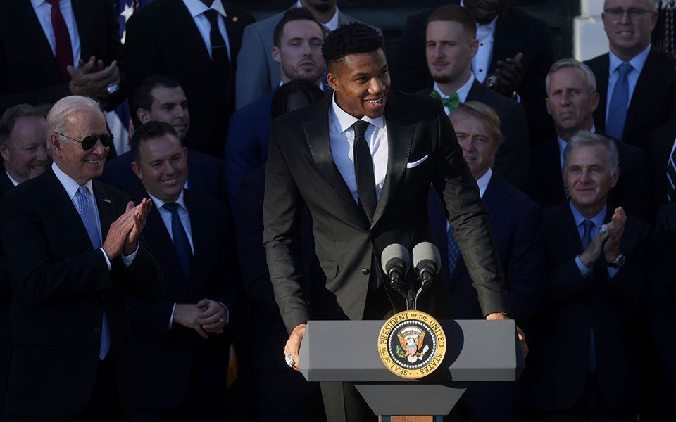 Το δώρο Αντετοκούνμπο στον Μπάιντεν