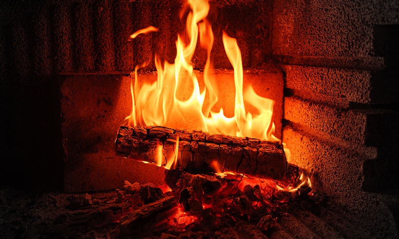 Συστάσεις για περιορισμό στη χρήση τζακιών και ξυλόσομπων