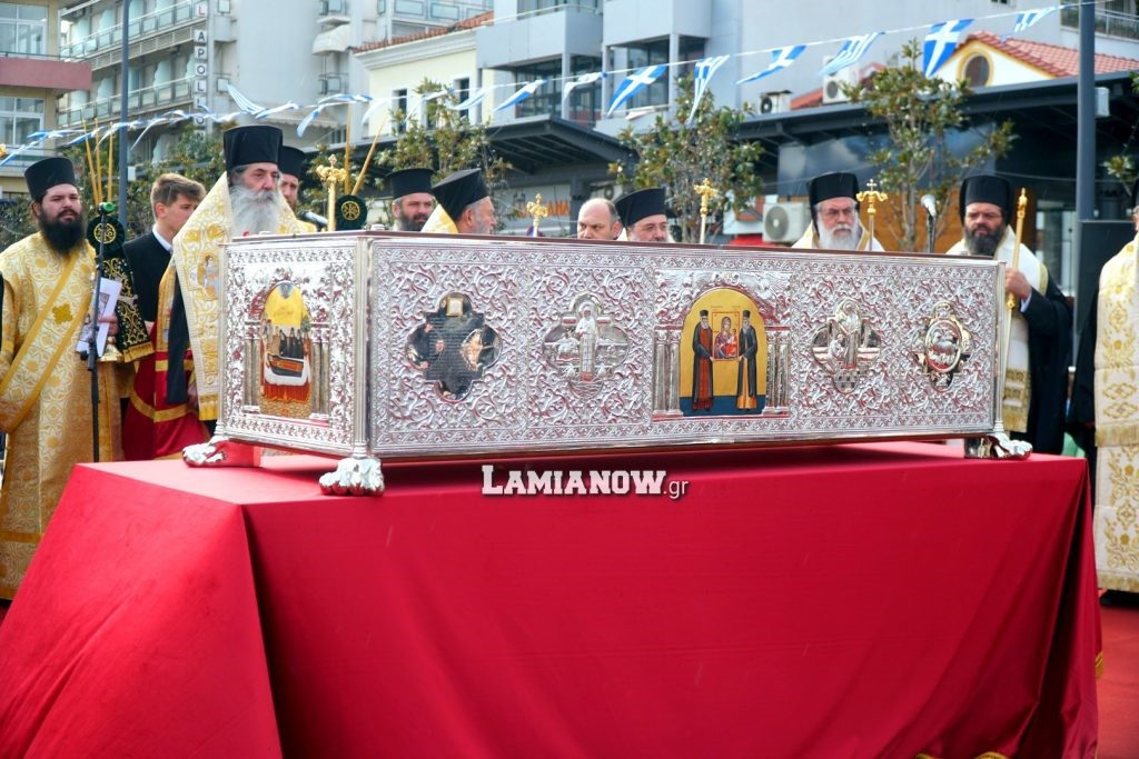 Πλήθος πιστών υποδέχθηκε το σκήνωμα του Οσίου Βησσαρίωνα