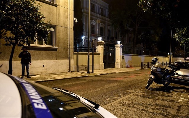Eπίθεση με μπογιές στην ιταλική πρεσβεία