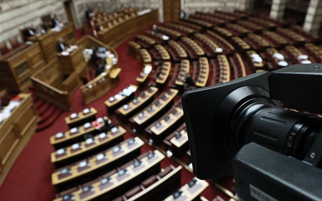 H κυβέρνηση παίρνει πίσω τις υπόλοιπες μετατάξεις
