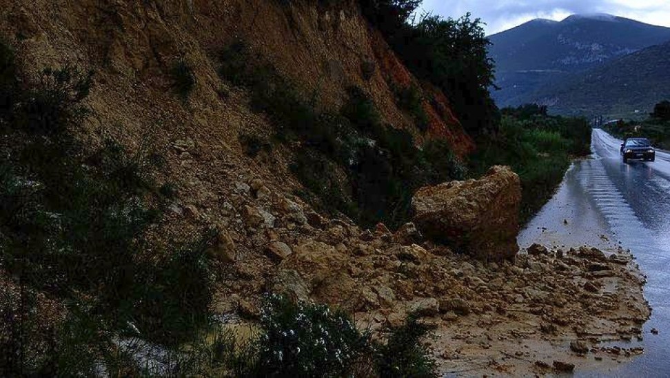 Καταπτώσεις βράχων στο ορεινό επαρχιακό δίκτυο 